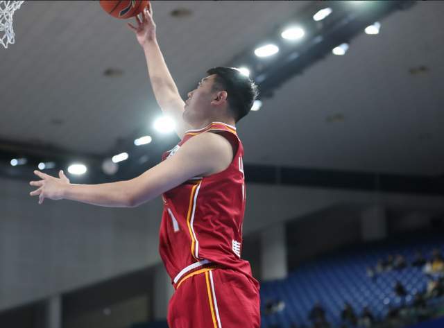 星空体育app-对阵辽篮被撞翻，山东大汉重伤！至少缺席一个月，真不是好消息