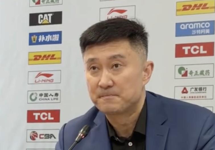 杜锋暖心祝福球迷大爷：每次来吉林都会看到他，希望他一切顺利